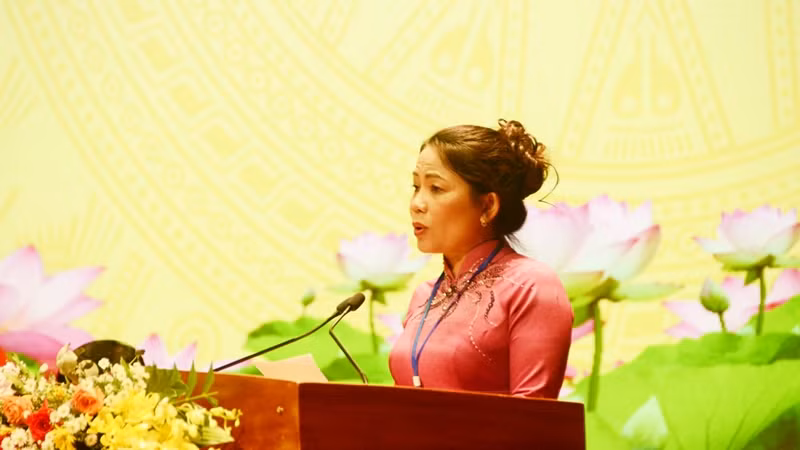 Đồng chí Nguyễn Thị Phong Vũ, Chủ tịch Ủy ban Mặt trận Tổ quốc Việt Nam tỉnh Bình Định phát biểu tại Đại hội.