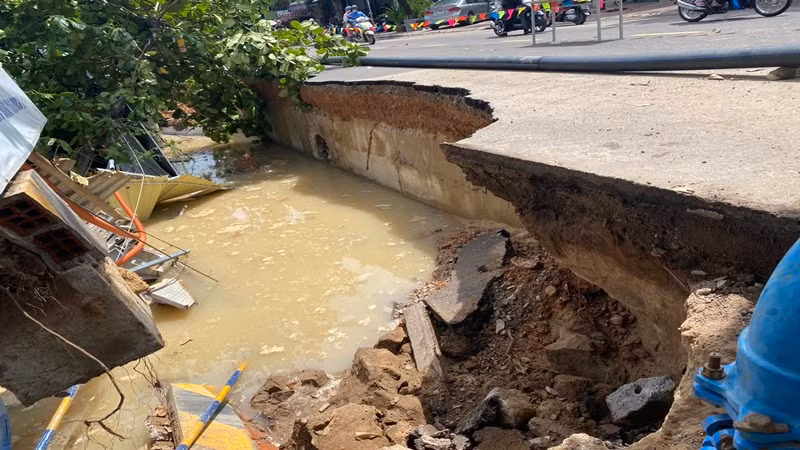 Mưa lớn gây sụt lún cả tuyến đường dài trên đường Hoàng Văn Thụ (thành phố Quy Nhơn).