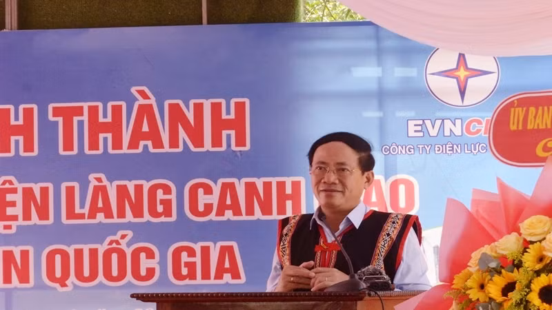 Chủ tịch Ủy ban nhân dân tỉnh Bình Định Phạm Anh Tuấn chia sẻ niềm vui với bà con làng Canh Giao tại buổi lễ.