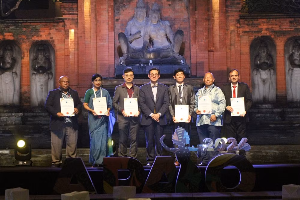 Bác sĩ Nguyễn Thanh Triết (thứ năm, từ trái qua phải) vinh dự nhận Giải thưởng Cống hiến xuất sắc về phòng, chống mù lòa năm 2024 của Hiệp Hội nhãn khoa châu Á-Thái Bình Dương.