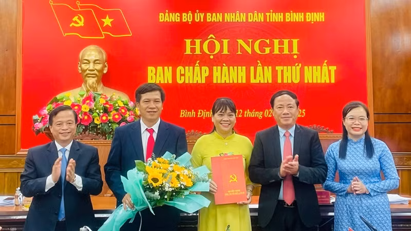 Trao Quyết định và tặng hoa chúc mừng Ban chấp hành Chi bộ Cơ quan Đảng ủy Ủy ban nhân dân tỉnh.