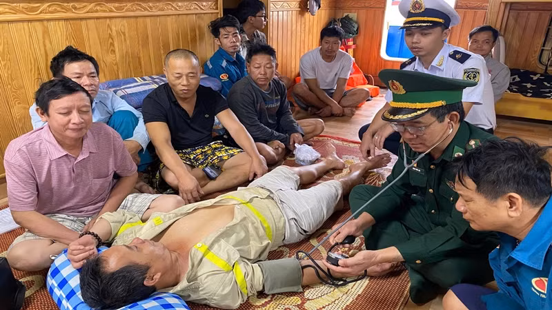 Quân y Bộ đội Biên phòng tỉnh thăm khám sức khoẻ cho các thuyền viên gặp nạn.