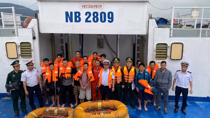 Tiếp nhận 14 thuyền viên gặp nạn vào bờ an toàn.