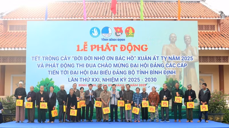 Trao tặng quà cho các gia đình chính sách.