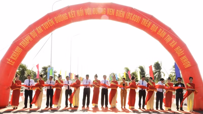 Lãnh đạo tỉnh Bình Định cắt băng khánh thành.