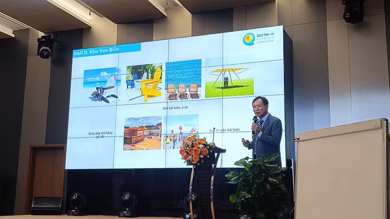 Ông Lưu Phước Lộc, Giám đốc điều hành Công ty cổ phần Hội chợ ngành gỗ Việt Nam trình bày tại buổi họp báo.