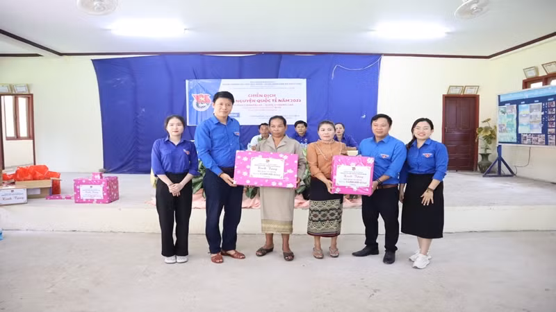 Tặng quà các hộ gia đình có hoàn cảnh khó khăn.