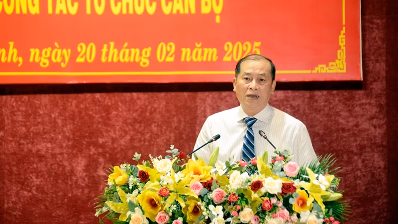 Ông Lê Minh Tuấn, Giám đốc Sở Nội vụ công bố quyết định về cán bộ nghỉ hưu, luân chuyển, điều động, bổ nhiệm.