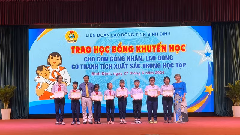 Trao học bổng khuyến học cho con công nhân, lao động có thành tích xuất sắc trong học tập.