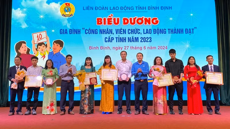Biểu dương gia đình công nhân, viên chức, lao động thành đạt năm 2023.