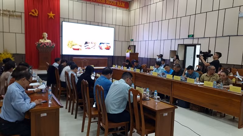 Quang cảnh buổi họp báo.