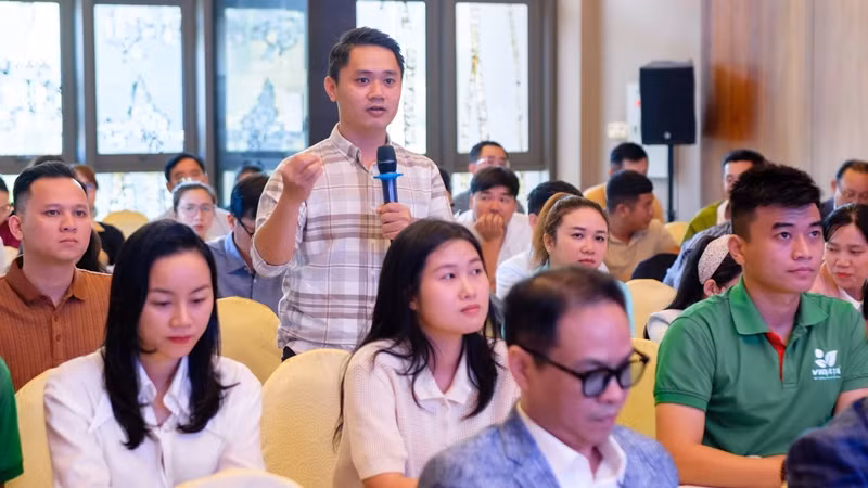 Các đại biểu trao đổi ý kiến tại diễn đàn.