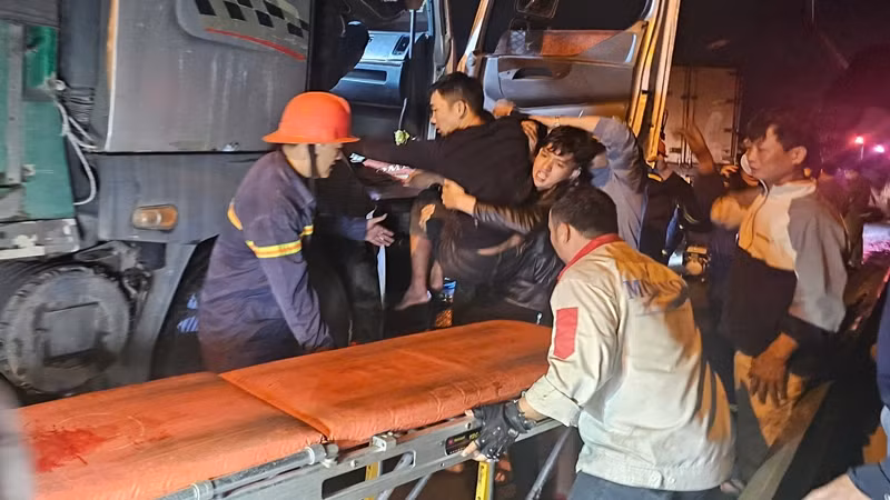 Lực lượng chức năng nhanh chóng giải cứu người bị thương,