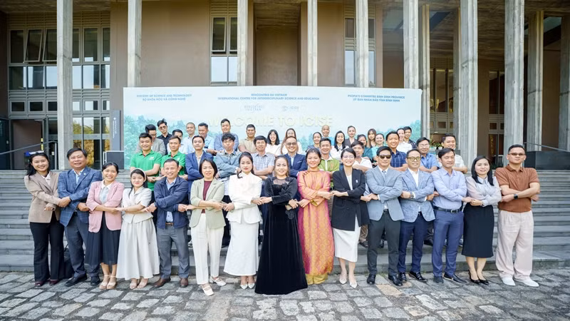 Các đại biểu chụp ảnh lưu niệm tại Trung tâm ICISE.