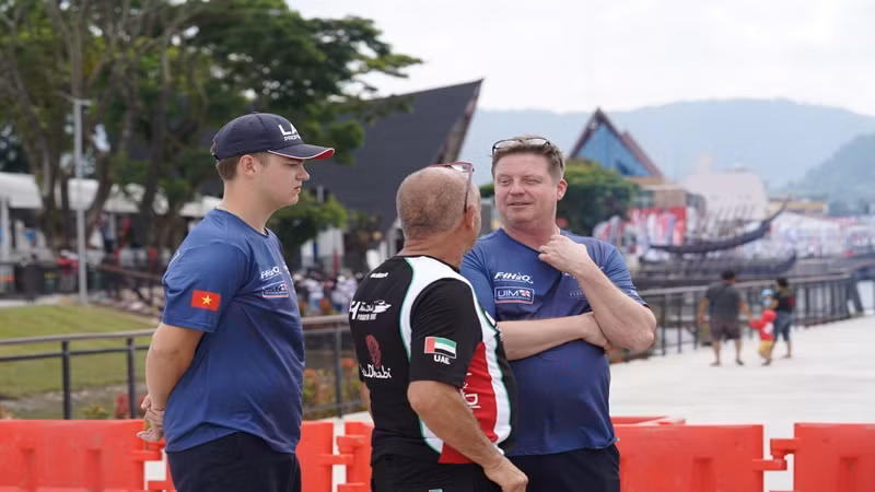 Đội trưởng Jonas (ngoài cùng, bên phải) và Arand đang thảo luận với kỹ sư về chặng đua tiếp theo.