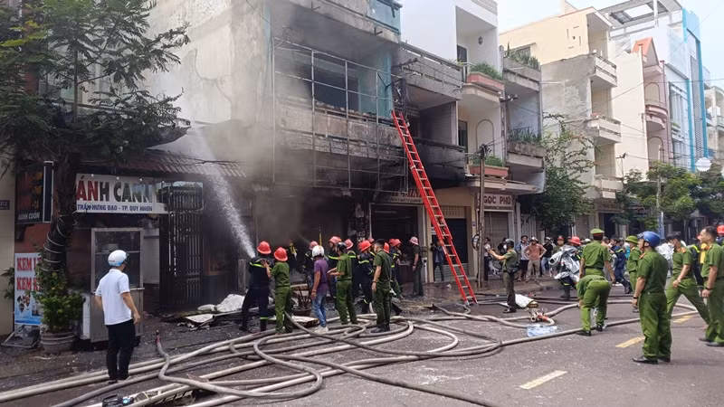 Phong tỏa đám cháy.