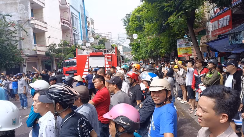 Rất nhiều người dân hiếu kỳ đứng xem.