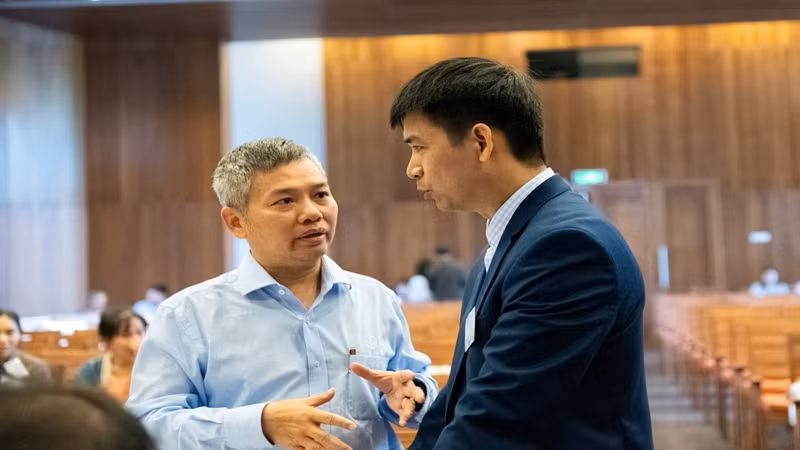 Các diễn giả trao đổi ý kiến bên lề hội nghị. Các diễn giả trao đổi ý kiến bên lề hội nghị.