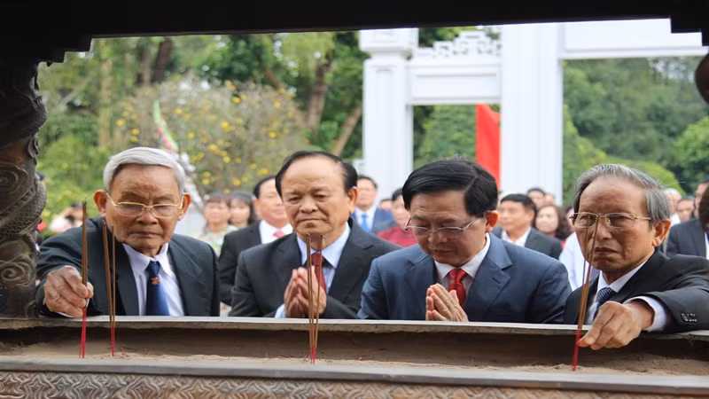 Lãnh đạo tỉnh cùng đại biểu dâng hương tại Đền thờ Tây Sơn Tam kiệt.