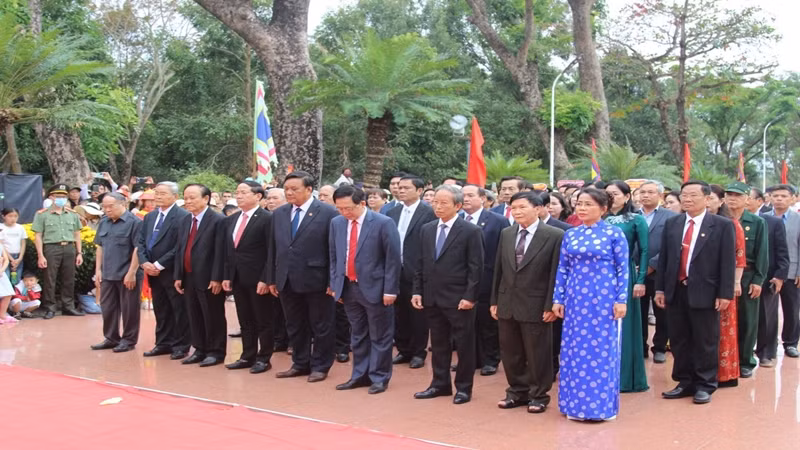 Các đại biểu, lãnh đạo tưởng nhớ công lao các anh hùng dân tộc trong khuôn viên Bảo tàng Quang Trung.