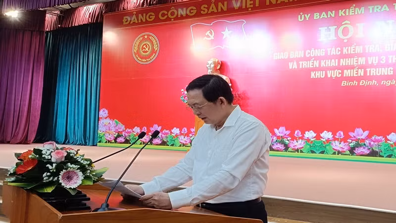 Đồng chí Hồ Quốc Dũng, Bí thư Tỉnh ủy Bình Định phát biểu tại hội nghị.