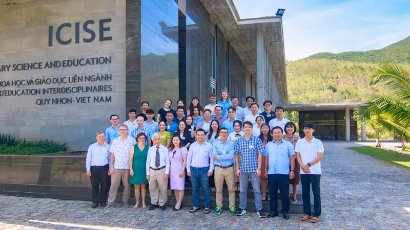 Các đại biểu chụp ảnh lưu niệm tại Trung tâm ICISE. Các đại biểu chụp ảnh lưu niệm tại Trung tâm ICISE.