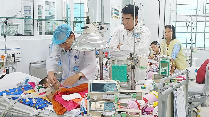 Bác sĩ Phạm Văn Dũng (bên trái) thăm khám cho bệnh nhân.