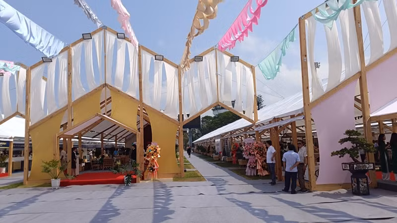 Hội chợ có khoảng hơn 1.000 gian hàng của hơn 200 doanh nghiệp trong và ngoài nước. 