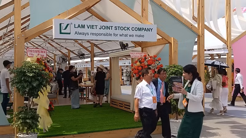 Hội chợ trưng bày 50 thiết kế nhà gỗ độc đáo. Bên cạnh đó là các sản phẩm trưng bày gồm: Đồ thủ công mỹ nghệ, cây xanh; Gốm sứ, trang trí nhà cửa; Đá trang trí, gạch lát sân vườn; Nhà gỗ, tiểu cảnh sân vườn…