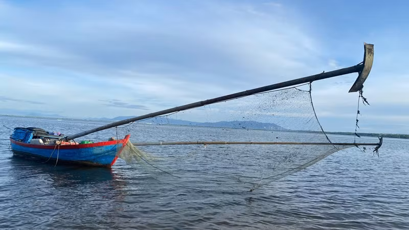 Tàu cá của ông Đinh Văn Ơi sử dụng bộ kích điện để đánh bắt cá.