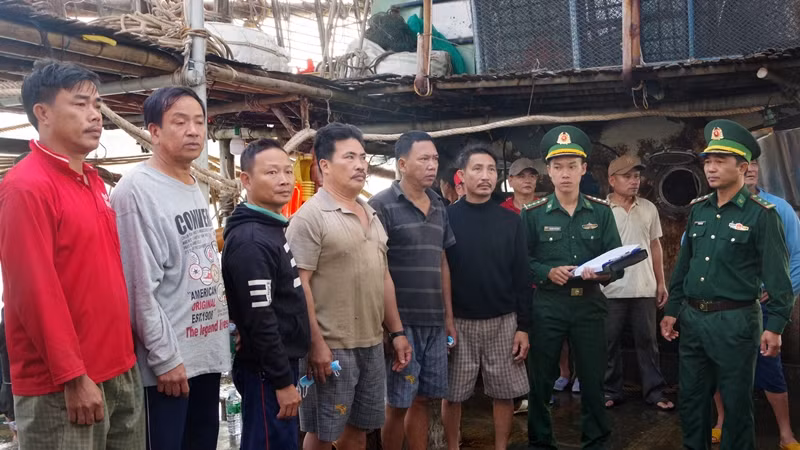 Lực lượng chức năng tiếp nhận và bàn giao các thuyền viên.