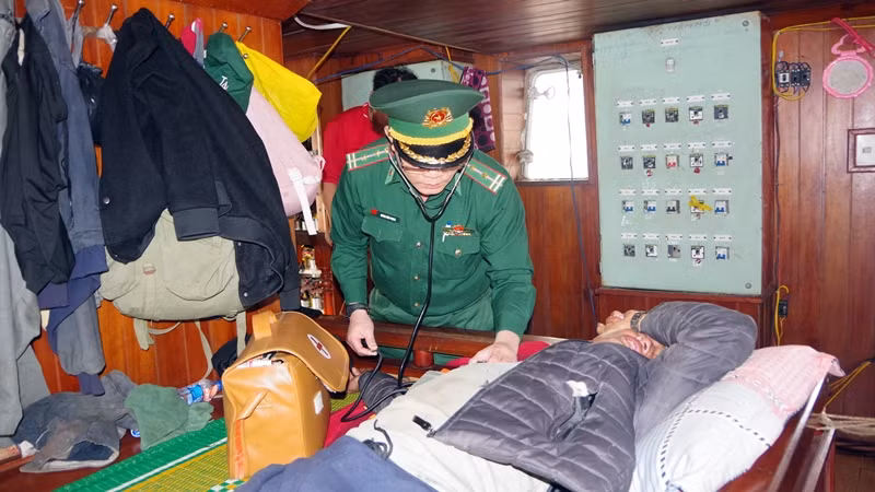 Lực lượng quân y thăm, khám sức khỏe các thuyền viên gặp nạn.