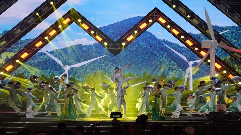 Chương trình biểu diễn nghệ thuật chào mừng lễ khai mạc.