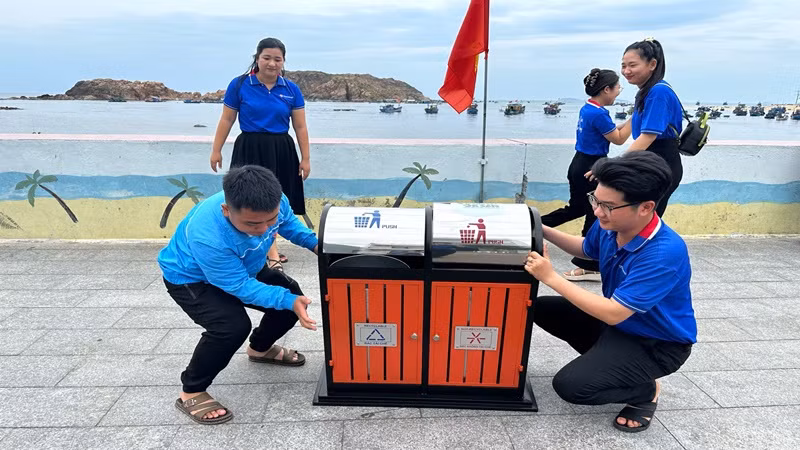 Lắp đặt các thùng rác tại xã Nhơn Hải, thành phố Quy Nhơn.