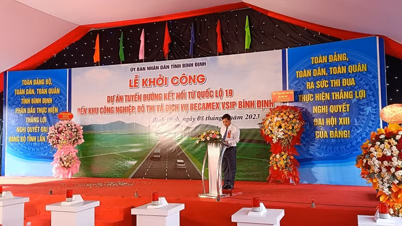 Phó Chủ tịch Ủy ban nhân dân tỉnh Bình Định Nguyễn Tuấn Thanh phát biểu tại lễ khởi công.