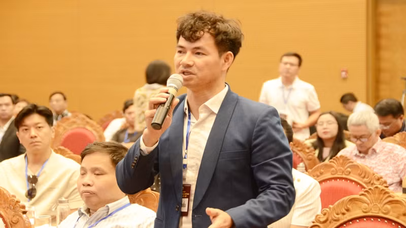 Nghệ sĩ Nhân dân Xuân Bắc phát biểu ý kiến tại hội thảo.