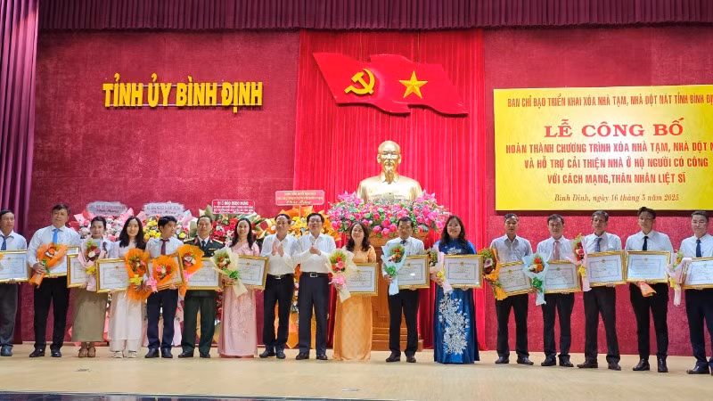 Trao tặng bằng khen những cá nhân, tập thể có thành tích xuất sắc trong công tác xóa nhà tạm, nhà dột nát.