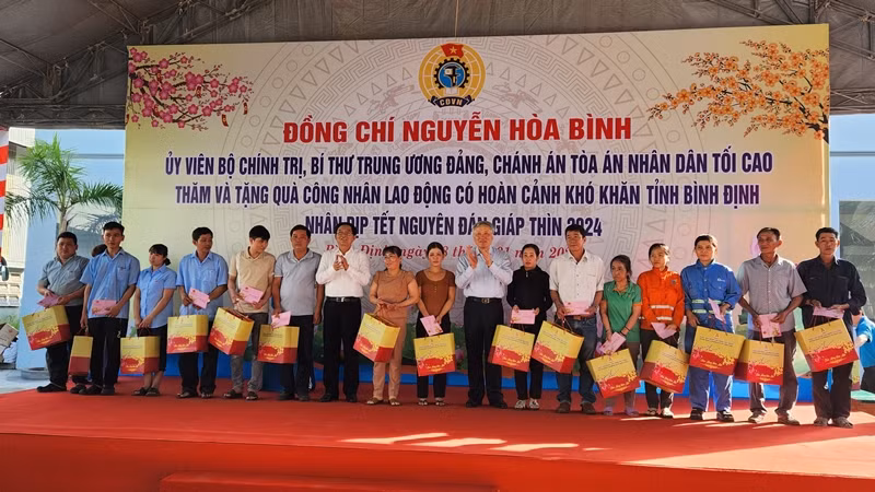 Đồng chí Nguyễn Hòa Bình trao tặng quà Tết cho các gia đình chính sách trên địa bàn thị xã An Nhơn.