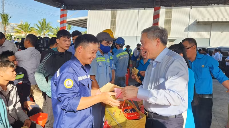 Đồng chí Nguyễn Hòa Bình trao tặng quà Tết cho đoàn viên công nhân, người lao động.