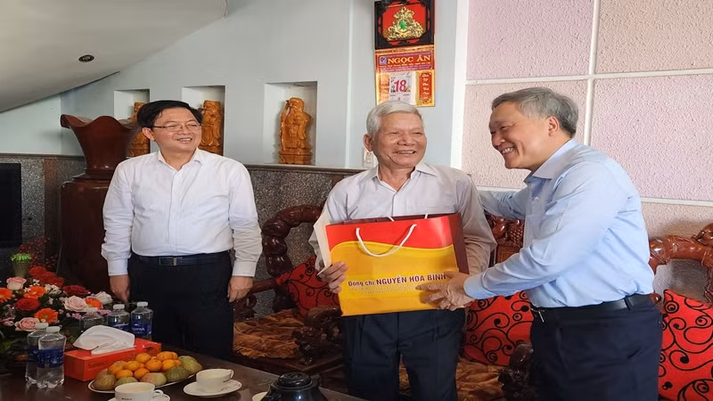 Đồng chí Nguyễn Hòa Bình và Bí thư Tỉnh ủy Hồ Quốc Dũng trao quà tặng quà Tết cho gia đình người có công tiêu biểu trên địa bàn thị xã An Nhơn.