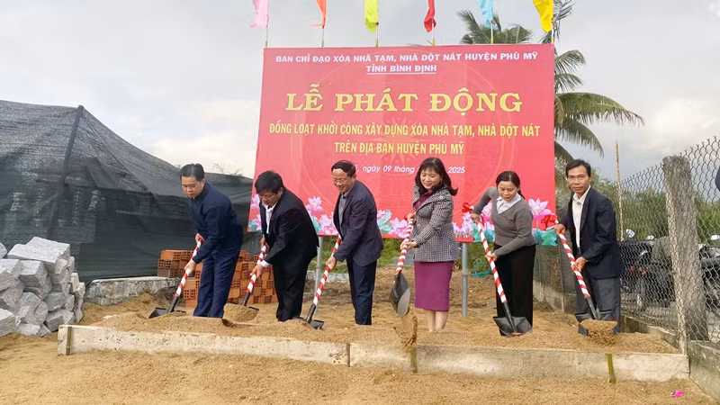 Lãnh đạo tỉnh Bình Định khởi công xây dựng xóa nhà tạm, nhà dột nát tại địa bàn huyện Phù Mỹ.