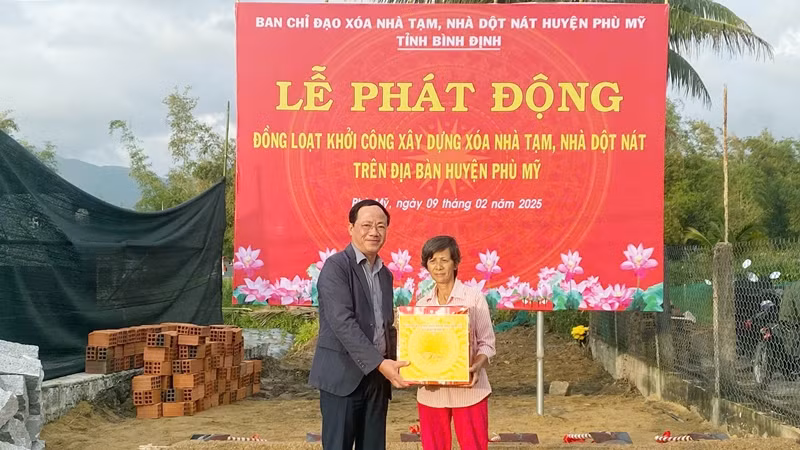 Chủ tịch Ủy ban nhân dân tỉnh Phạm Anh Tuấn tặng quà hỗ trợ gia đình khó khăn. Chủ tịch Ủy ban nhân dân tỉnh Phạm Anh Tuấn tặng quà hỗ trợ gia đình khó khăn.