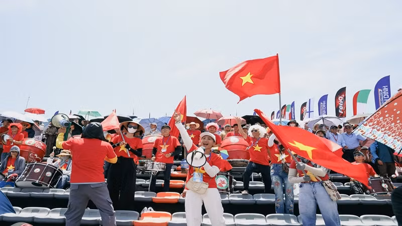 Khán giả cổ vũ nhiệt tình cho đội đua Bình Định-Việt Nam.
