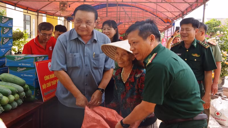 Các đại biểu tặng quà cho bà con.