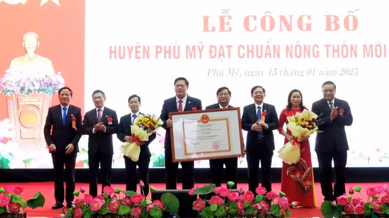 Lãnh đạo huyện Phù Mỹ đón nhận Quyết định của Thủ tướng Chính phủ công nhận huyện Phù Mỹ là huyện nông thôn mới năm 2023.