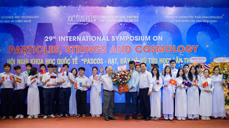 Giáo sư Trần Thanh Vân, Chủ tịch Hội Gặp gỡ Việt Nam và Giáo sư Atish Dabholkar, Giám đốc Trung tâm ICTP chụp ảnh cùng học sinh Quy Nhơn trong lễ kỷ niệm 60 năm thành lập Trung tâm ICTP.