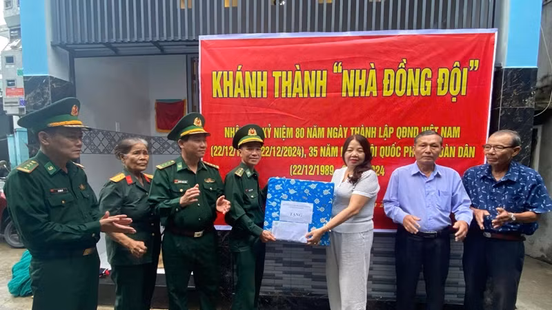 Đại diện lãnh đạo Bộ Chỉ huy Bộ đội Biên phòng tỉnh trao “Nhà đồng đội” cho gia đình đồng chí Nguyễn Kim Tuấn.