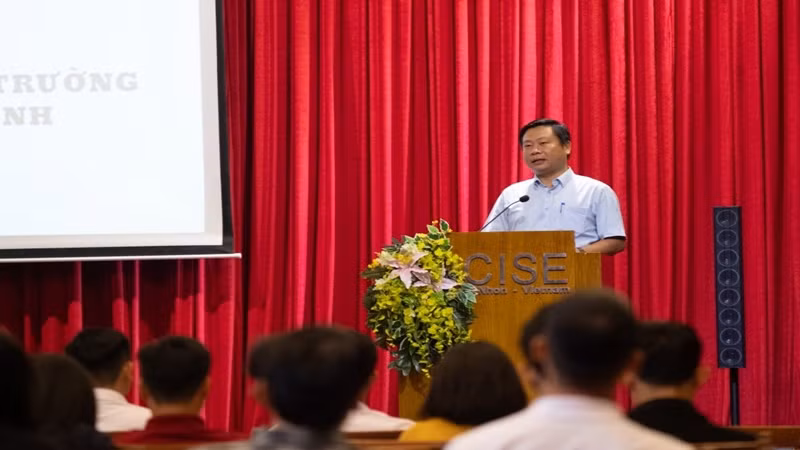 TS. Trần Thanh Sơn, Phó Giám đốc Trung tâm quốc tế Khoa học và Giáo dục liên ngành (ICISE) phát biểu tại buổi gặp gỡ.