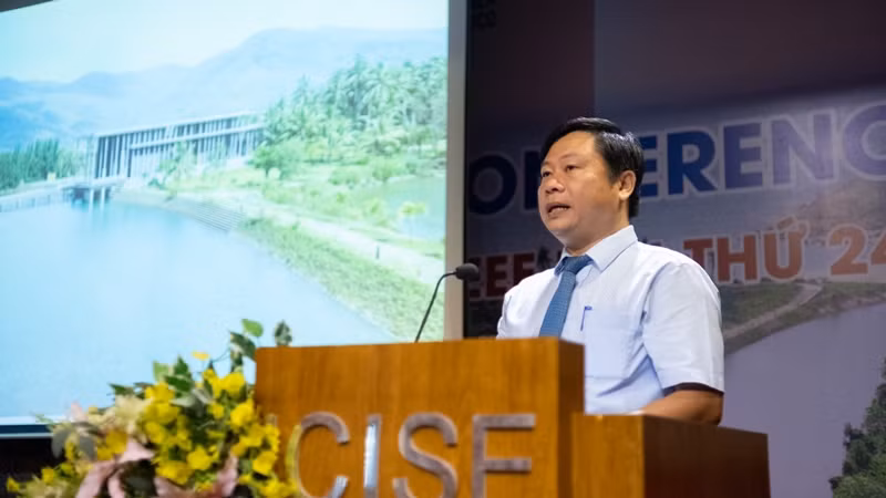 Tiến sĩ Trần Thanh Sơn, Phó Giám đốc Trung tâm quốc tế Khoa học và Giáo dục liên ngành (ICISE) phát biểu tại hội nghị.