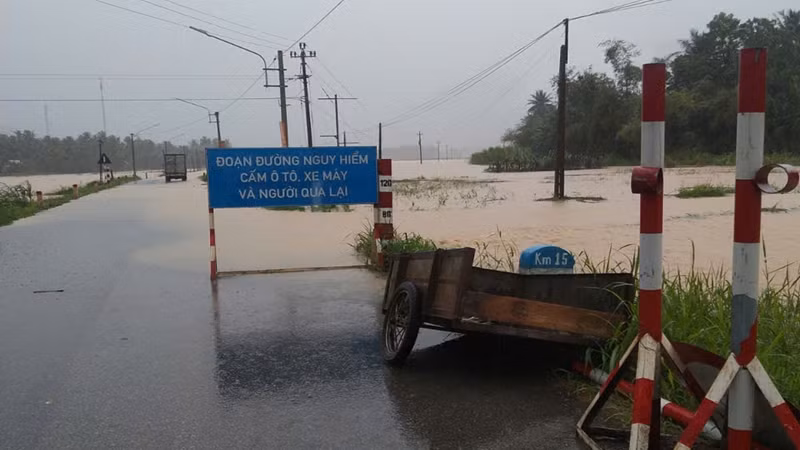 Đoạn đường qua tỉnh lộ 629, huyện Hoài Ân ngập cục bộ.